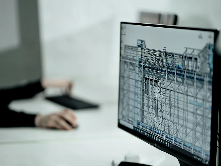Tela de computador com o projeto sendo desenhado em software de arquitetura